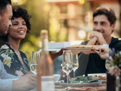 裏庭のファーム トゥ テーブル パーティー: ファーム トゥ テーブル ディナーを主催する方法